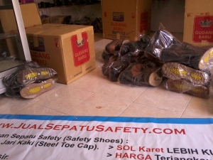 Gambar Packing Sepatu Safety, Pengiriman Safety Shoes, HILDAN 0852 340 89 809.