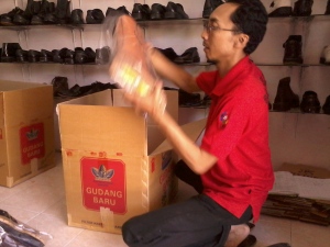 Gambar Pegawai Packing Sepatu Safety, Pengiriman Safety Shoes, HILDAN 0852 340 89 809.